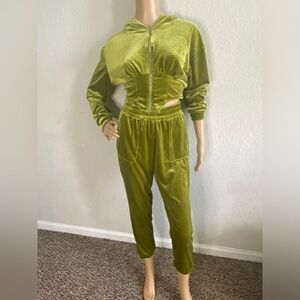 Women Velour 2 Piece Sweat Suits (Sizes S)